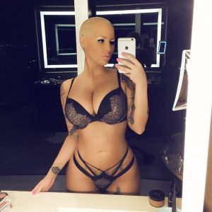 Fille du 48 montre ses gros seins en chat sexy